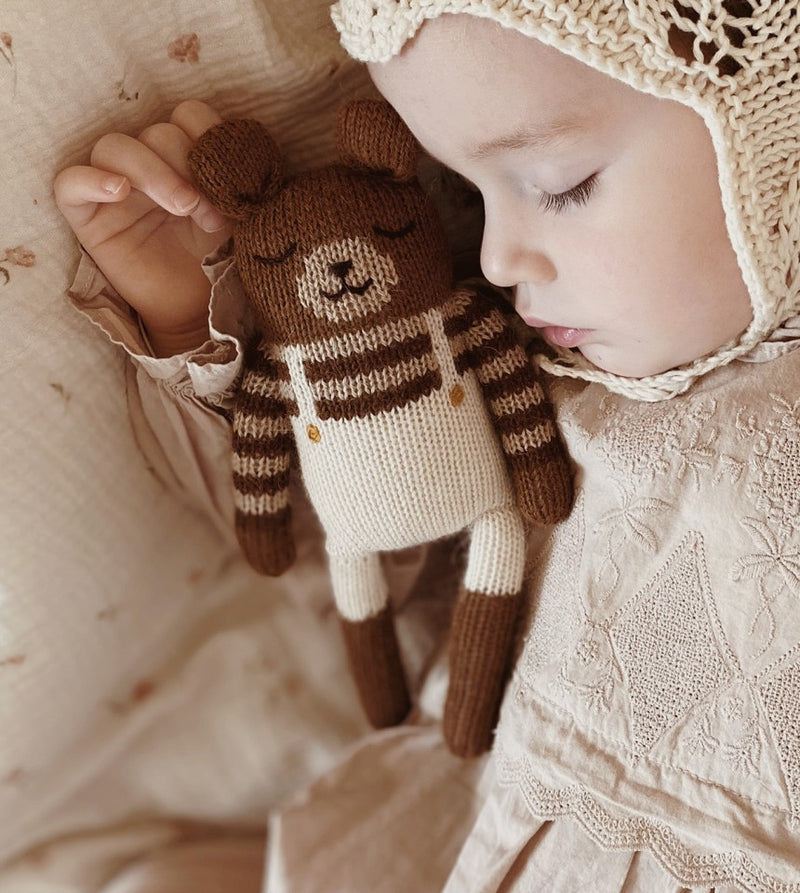 main sauvage Teddy knit toy - ecru overalls